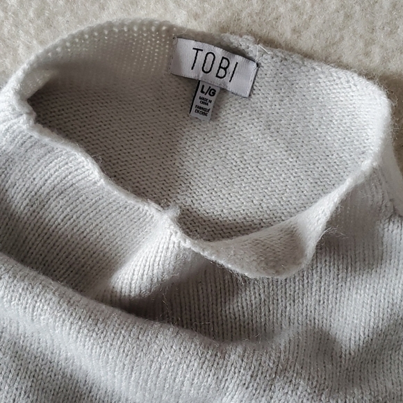 Oversized Cropped Sweater - Picture 4 of 5